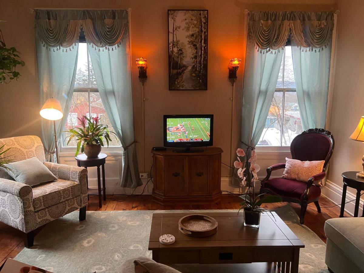 1 Bedroom Private Victorian Apt In Convenient City Location On 5 Acre, Sleeps 4 Poughkeepsie Exterior foto
